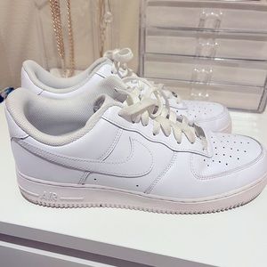 Men’s white air forces size 11 (only worn twice. Perfect condition)